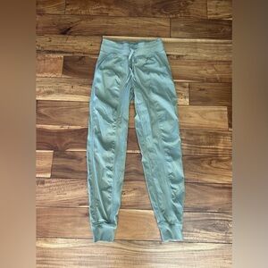 Lululemon On the Fly Jogger Sage Green Size 2
